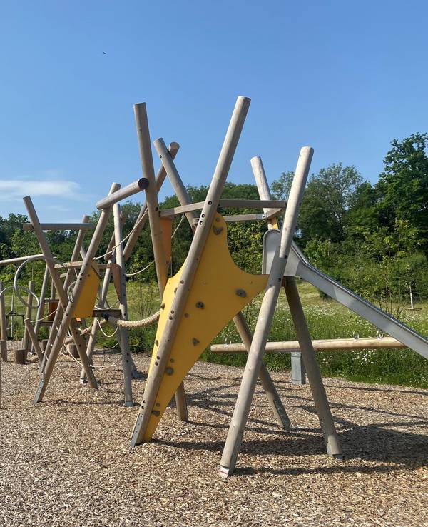 Im Wäldchen hinter dem Spielplatz wurde der Tote gefunden.