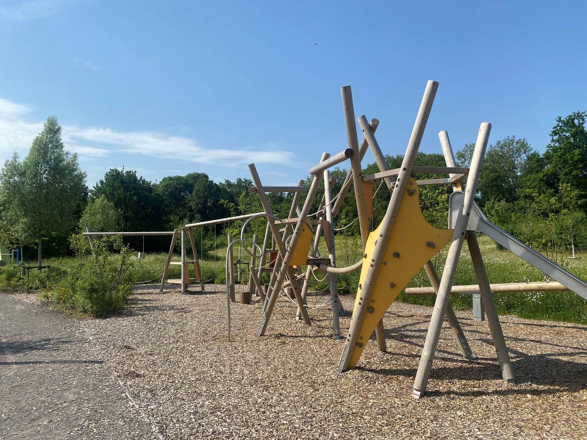 Im Wäldchen hinter dem Spielplatz wurde der Tote gefunden.