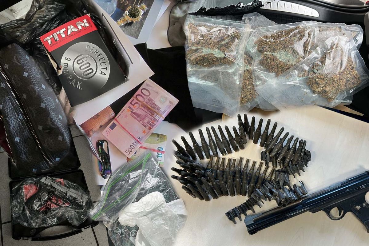 Ein Polizist legt einem Mann Handschellen an.