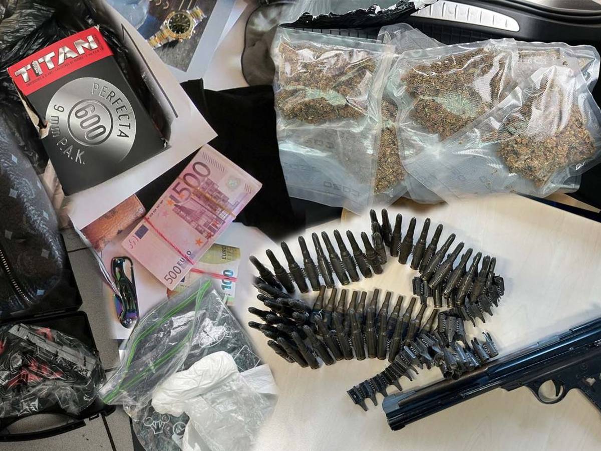 Ein Polizist legt einem Mann Handschellen an.