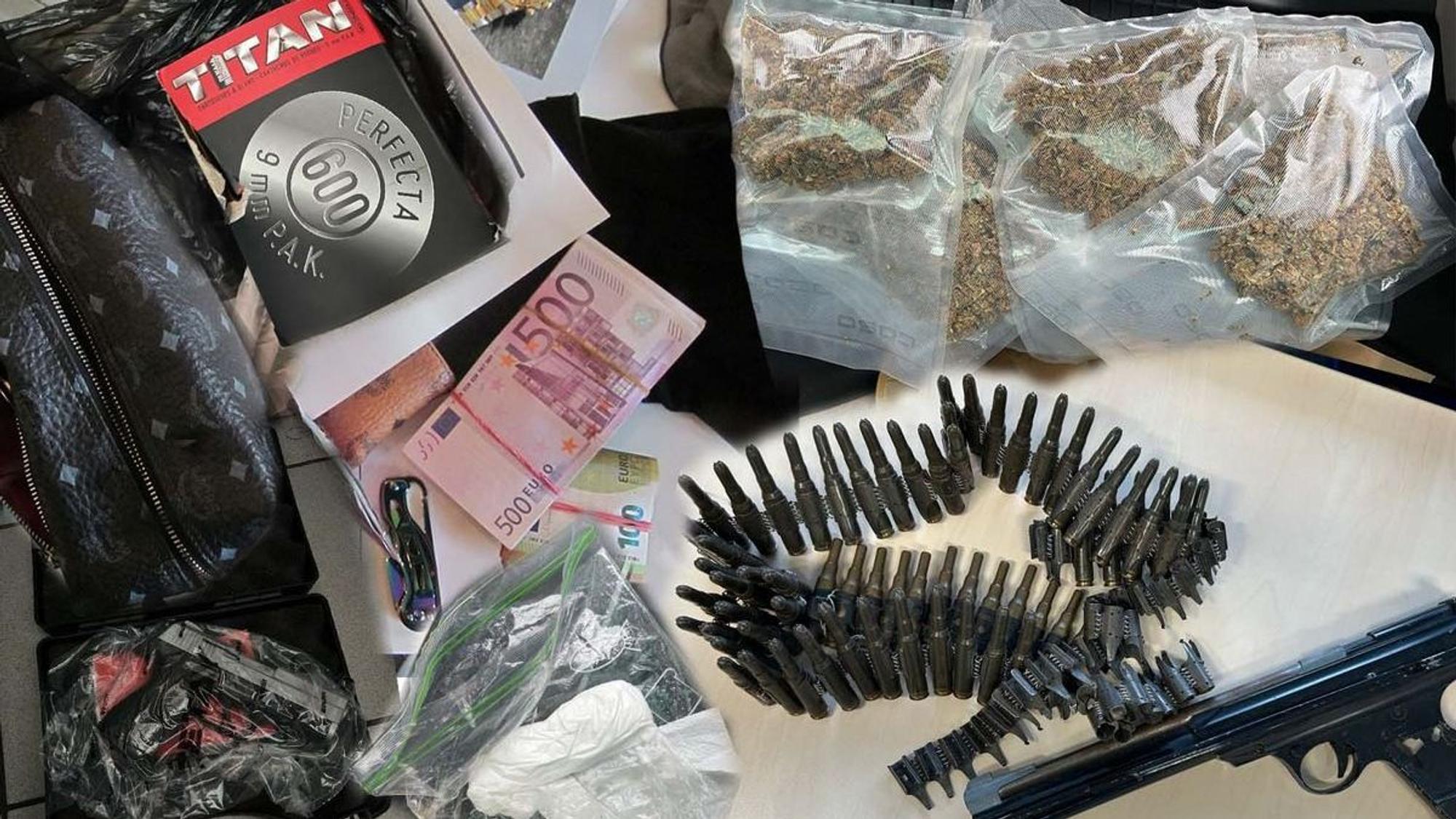 Ein Polizist legt einem Mann Handschellen an.