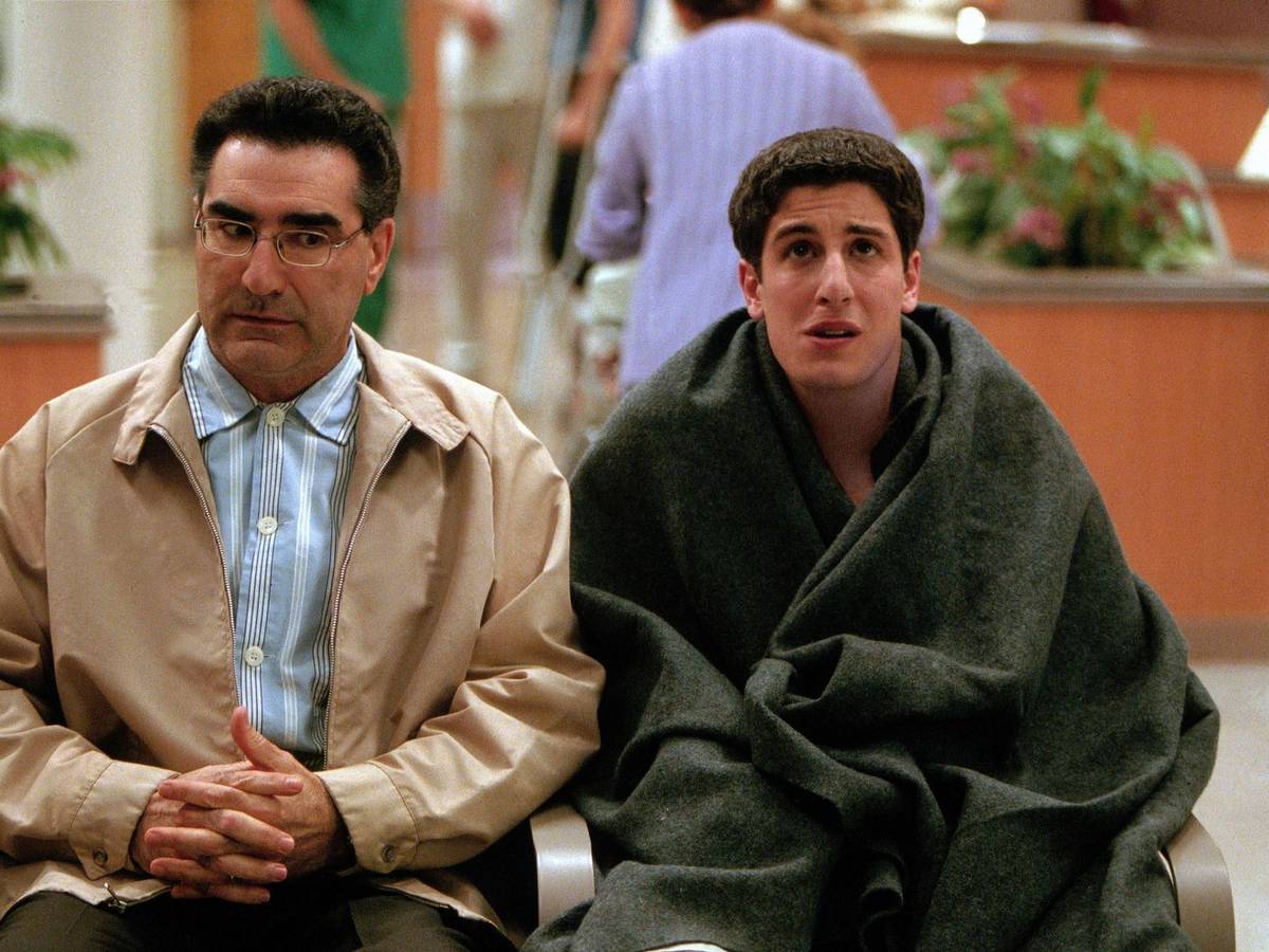 Der väterliche Sexualunterricht des Möchtegern-Daddy-Cool (Eugene Levy, links) bei seinem Sohn Jim (Jason Biggs) ist wieder einmal fehlgeschlagen. (Bild: Kabel Eins/2001 Universal Studios)