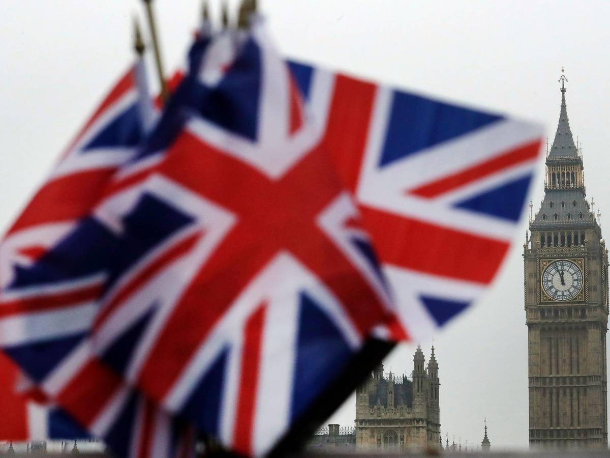 Britische Flaggen vor dem Parlament