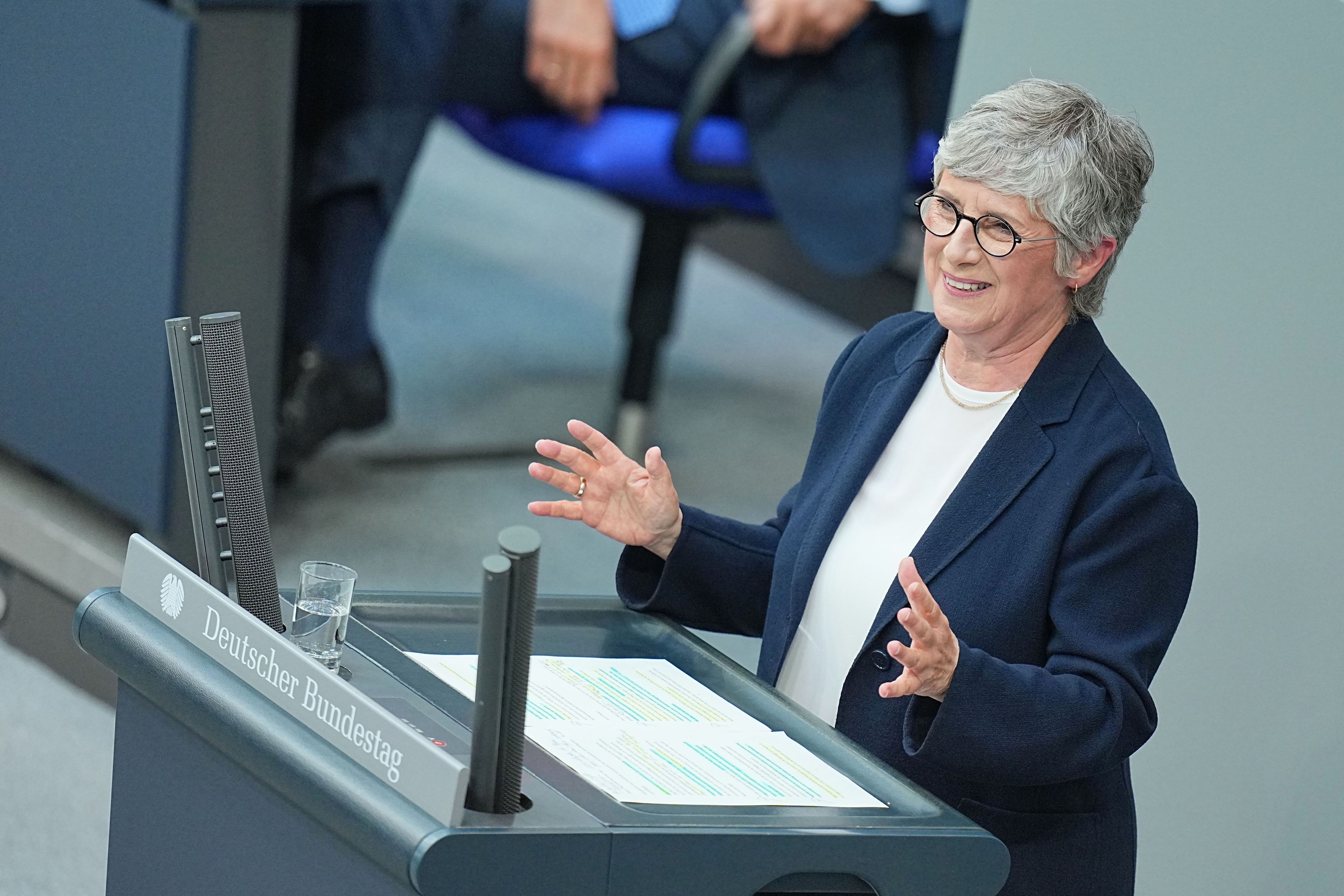 Britta Haßelmann, Fraktionsvorsitzende von Bündnis 90/Die Grünen, nach der Regierungserklärung des Bundeskanzlers.