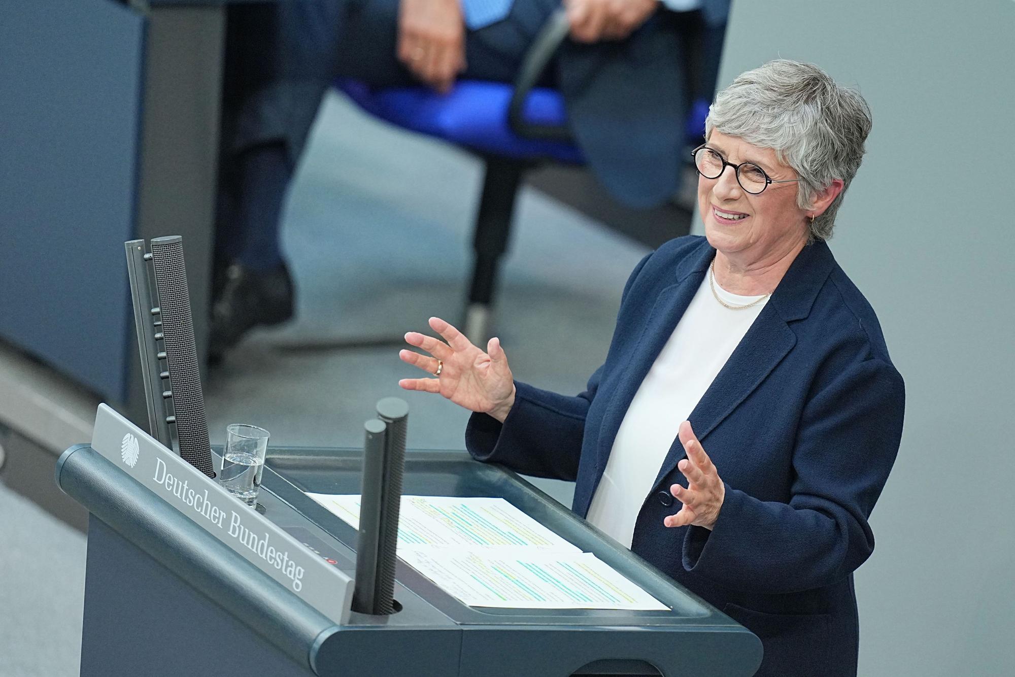 Britta Haßelmann, Fraktionsvorsitzende von Bündnis 90/Die Grünen, nach der Regierungserklärung des Bundeskanzlers.