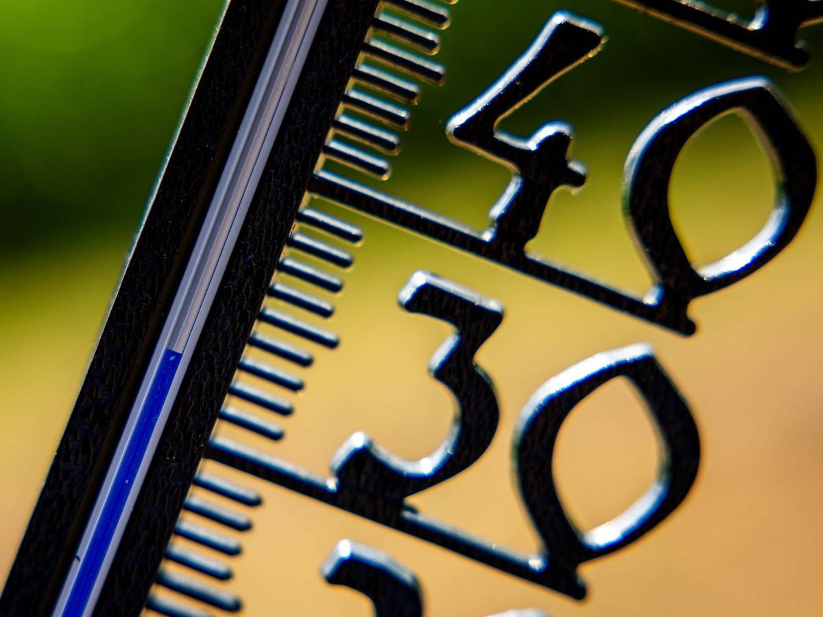 Ein Außenthermometer zeigt über 30 Grad Celsius an