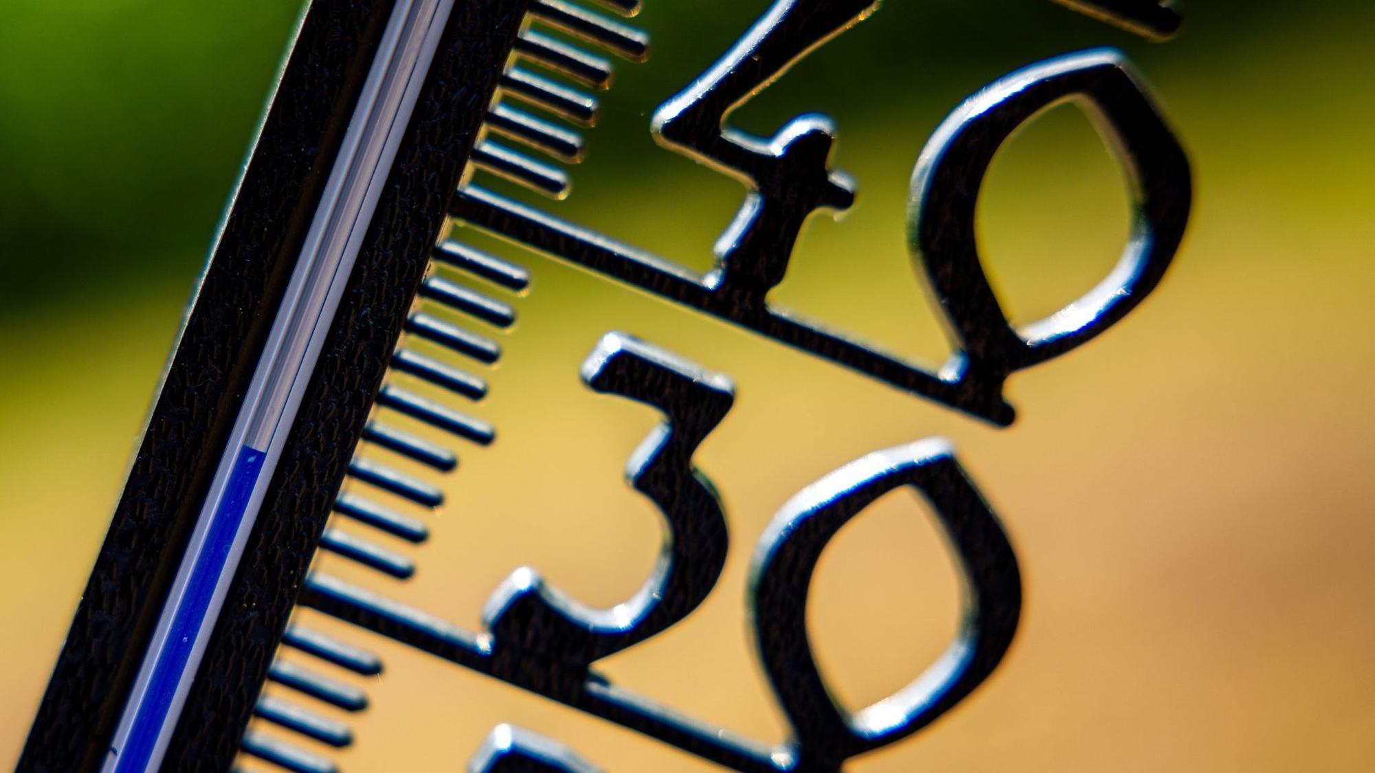 Ein Außenthermometer zeigt über 30 Grad Celsius an