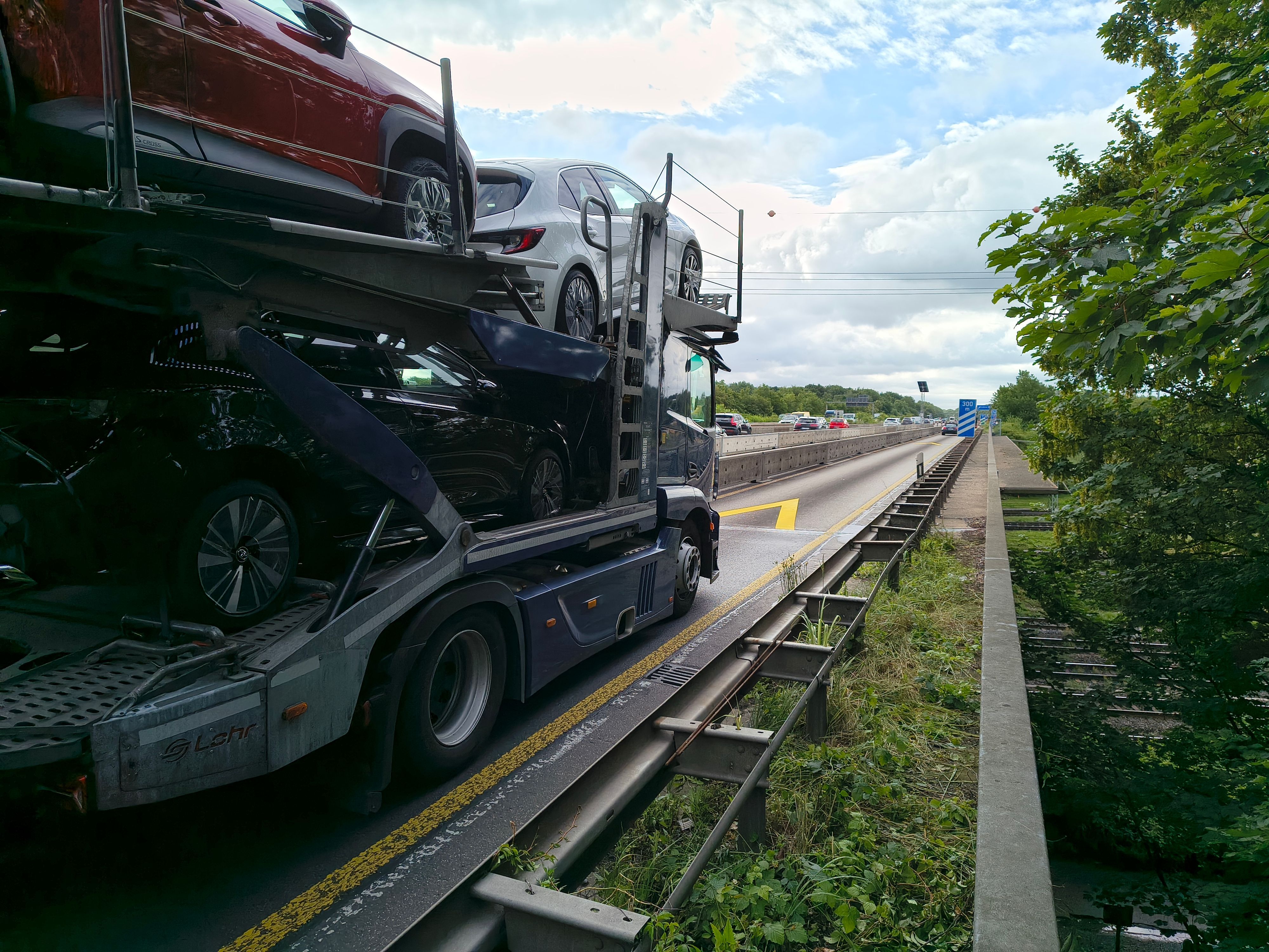 Die A4-Autobahnbrücke am Eifeltor am Donnerstagmorgen. Trotz Verbots rollt hier der Schwerlastverkehr Richtung Olpe.