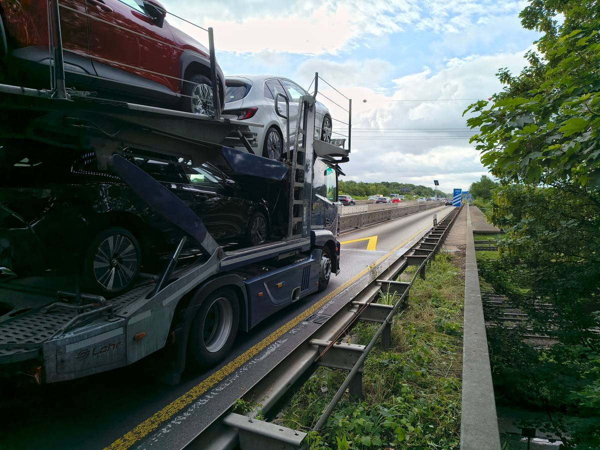 Die A4-Autobahnbrücke am Eifeltor am Donnerstagmorgen. Trotz Verbots rollt hier der Schwerlastverkehr Richtung Olpe.