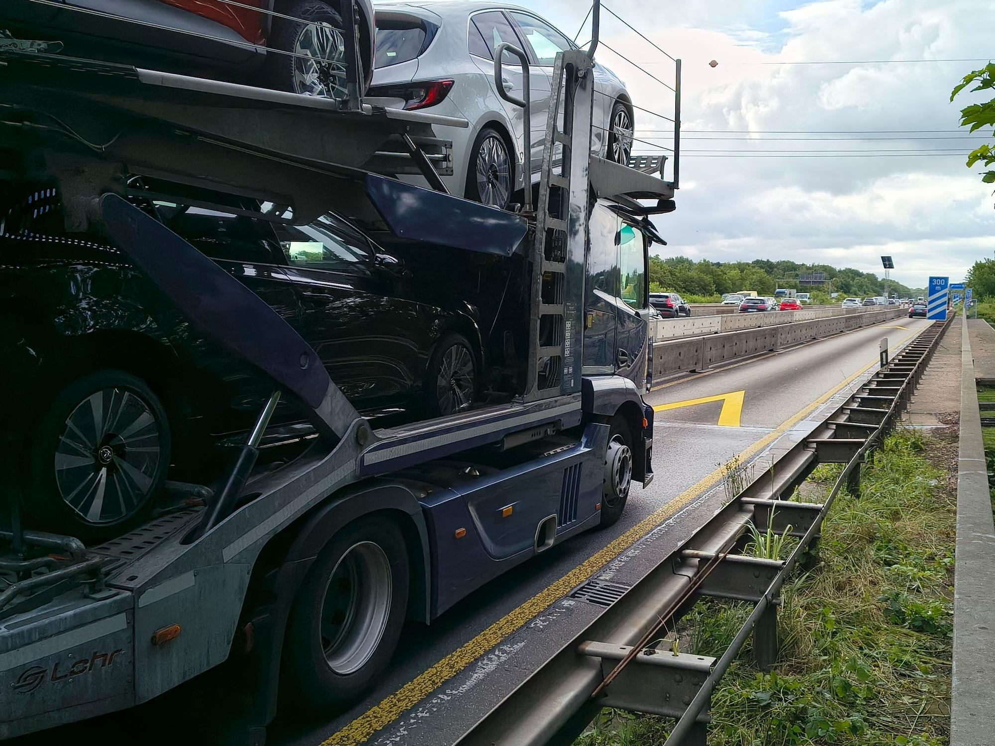 Die A4-Autobahnbrücke am Eifeltor am Donnerstagmorgen. Trotz Verbots rollt hier der Schwerlastverkehr Richtung Olpe. Die gelben Pfeile sollen auf den Mindestabstand hinweisen.