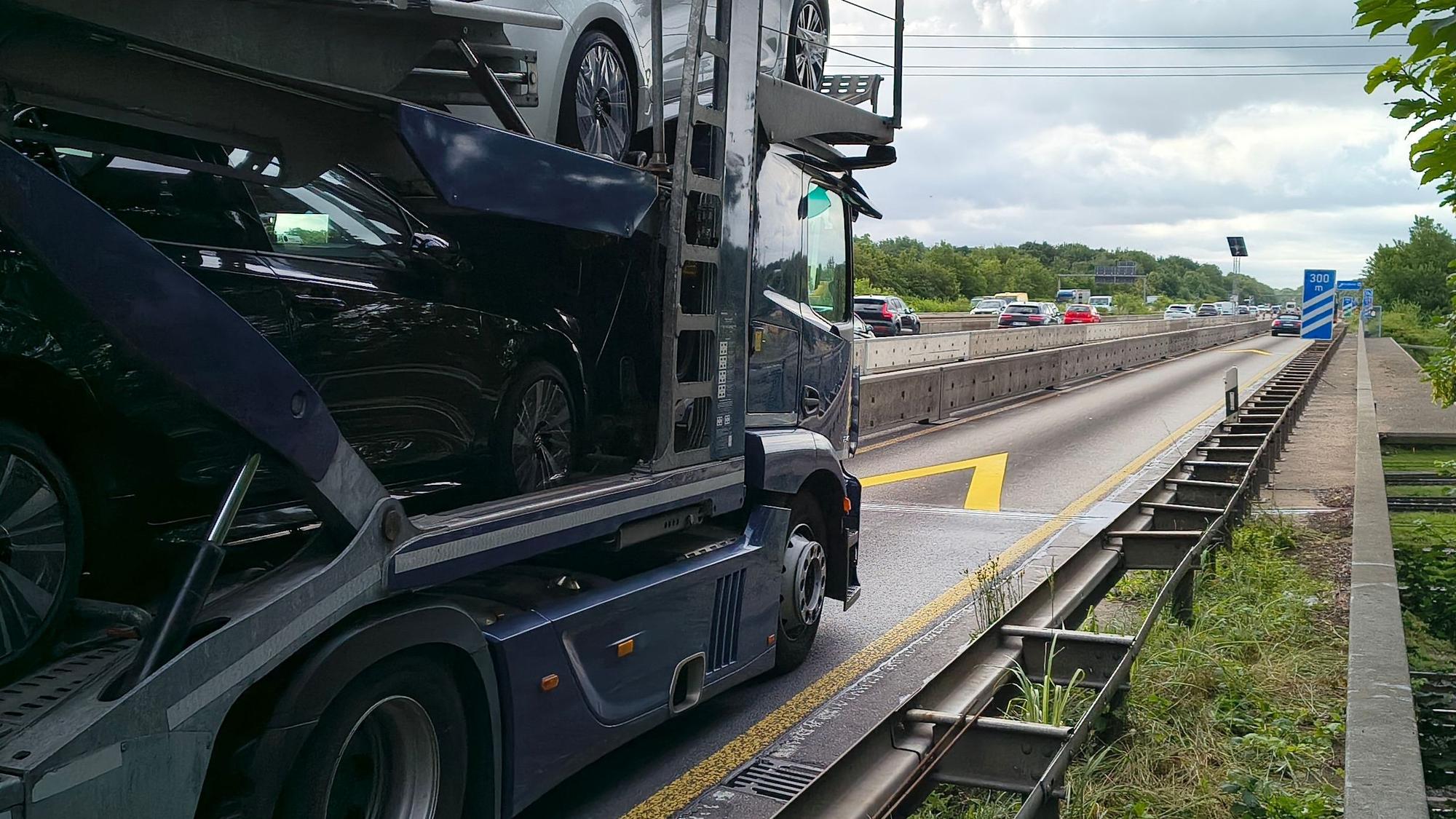 Die A4-Autobahnbrücke am Eifeltor am Donnerstagmorgen. Trotz Verbots rollt hier der Schwerlastverkehr Richtung Olpe.