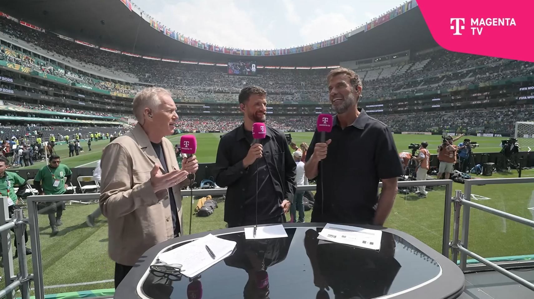 Jürgen Klopp und Thomas Müller stehen neben Johannes B. Kerner.