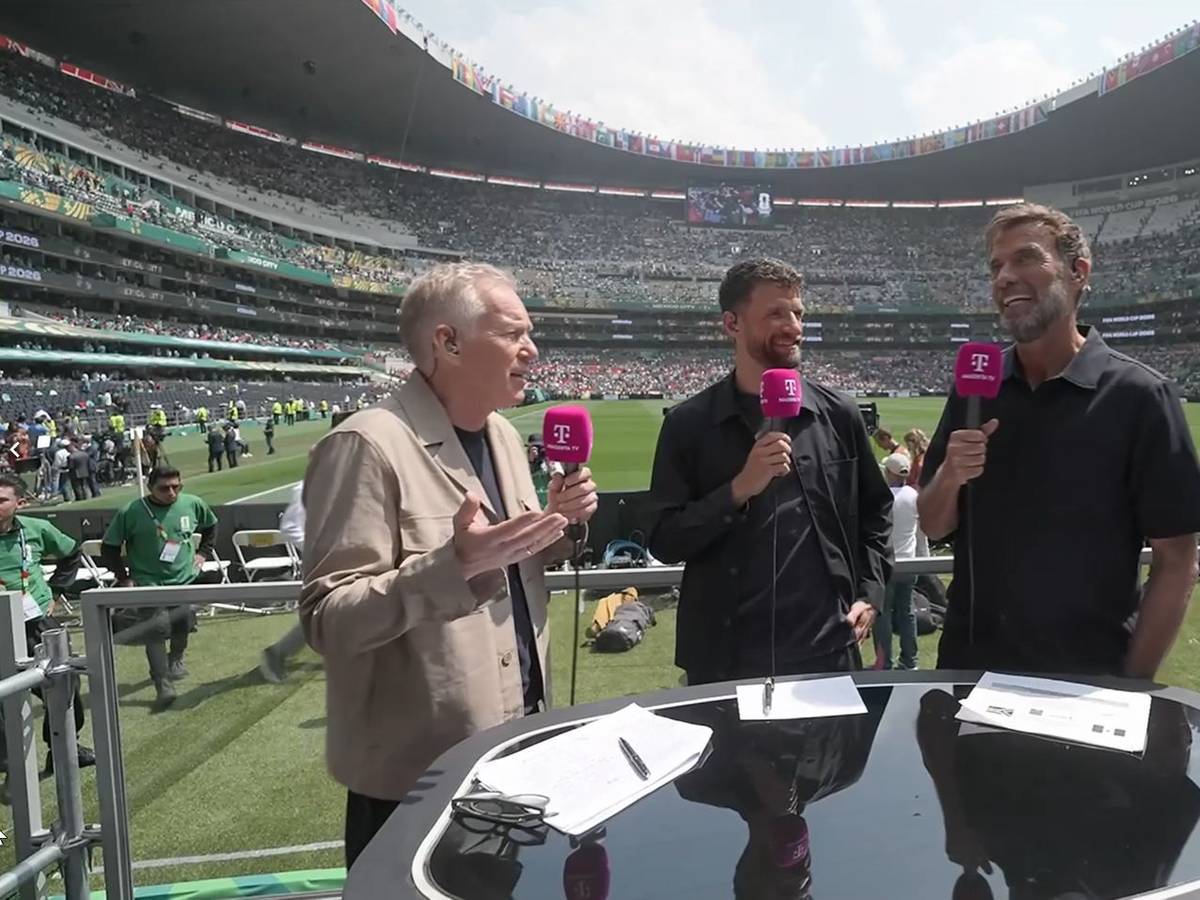 Jürgen Klopp und Thomas Müller stehen neben Johannes B. Kerner.