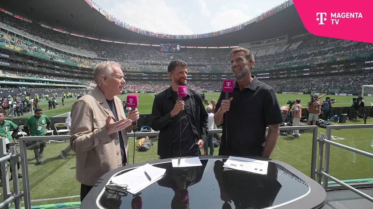 Jürgen Klopp und Thomas Müller stehen neben Johannes B. Kerner.