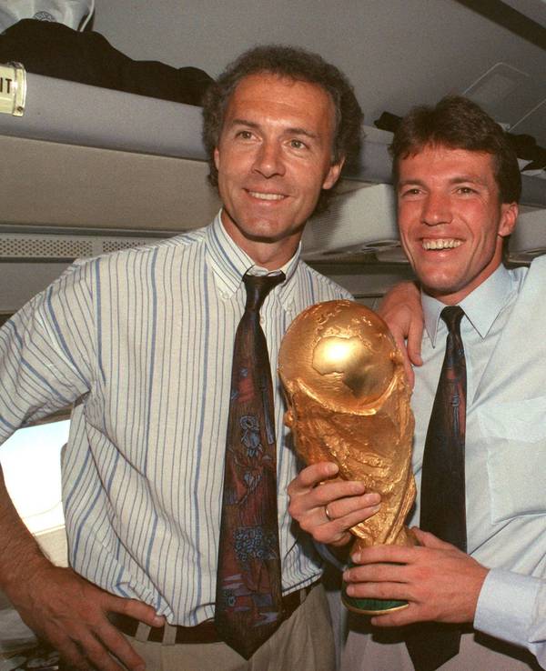 Franz Beckenbauer (l), Lothar Matthäus und Andreas Brehme (r)