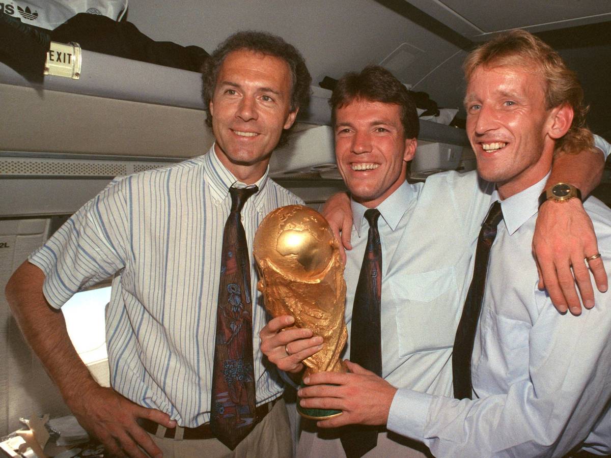 Franz Beckenbauer (l), Lothar Matthäus und Andreas Brehme (r)