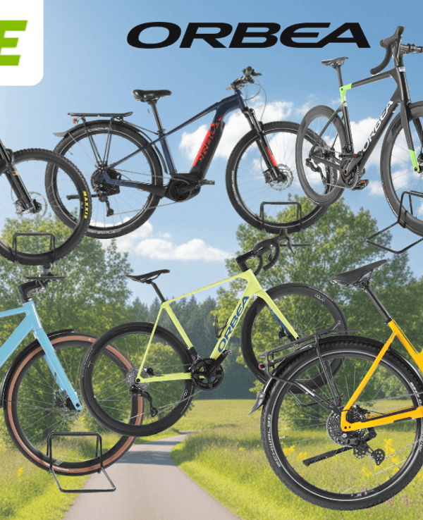 Mehrere refurbished Orbea E-Bikes verschiedener Kategorien – darunter E-Mountainbikes, Trekking-E-Bikes und Gravelbikes – vor einem sonnigen Radweg mit grüner Natur im Hintergrund. Logos von Rebike und Orbea sind zu sehen.