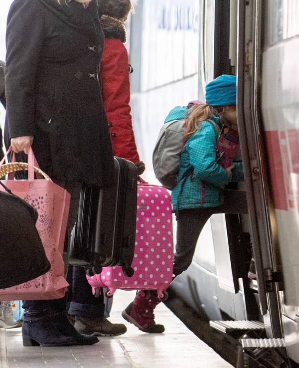 Eine Familie steigt in einen ICE ein