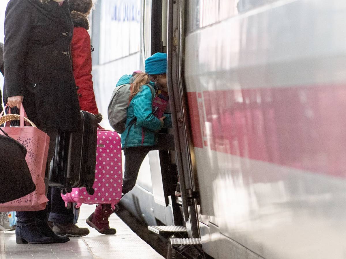 Eine Familie steigt in einen ICE ein