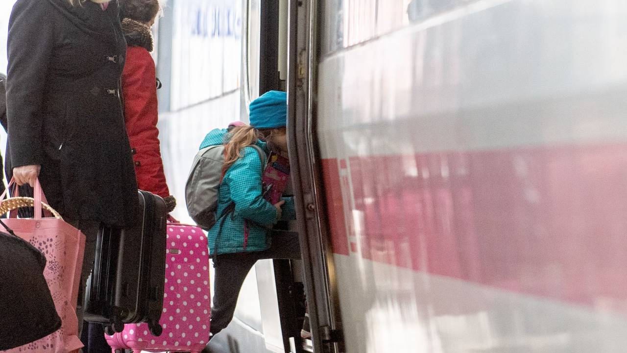 Eine Familie steigt in einen ICE ein