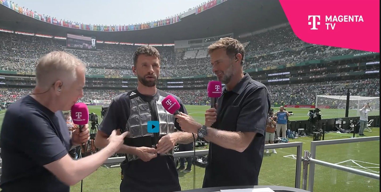 Thomas Müller mit Kühlweste bei Magenta