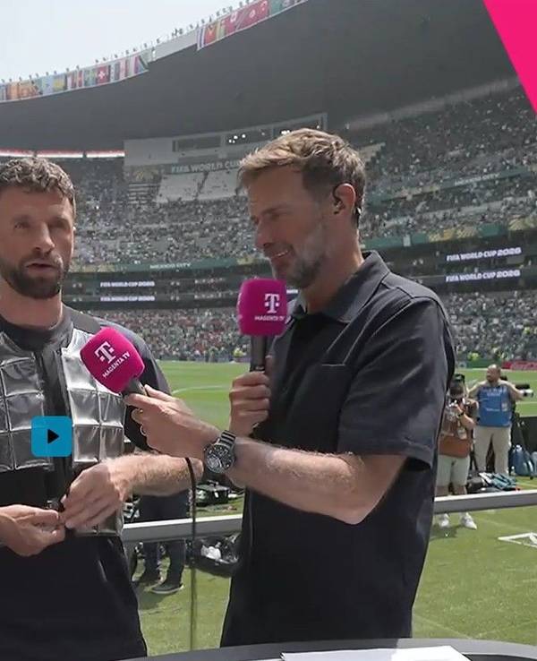 Thomas Müller mit Kühlweste bei Magenta