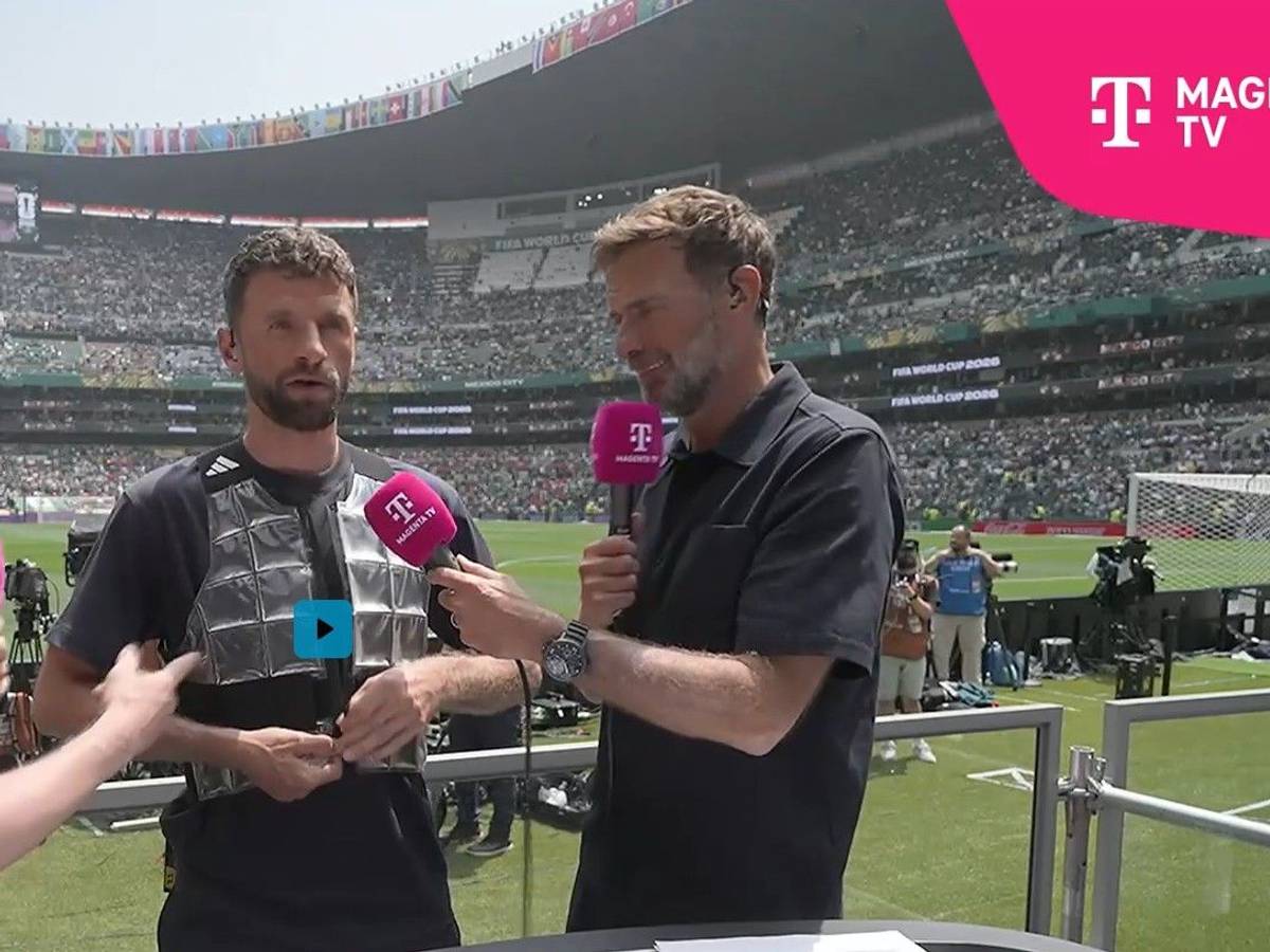 Thomas Müller mit Kühlweste bei Magenta