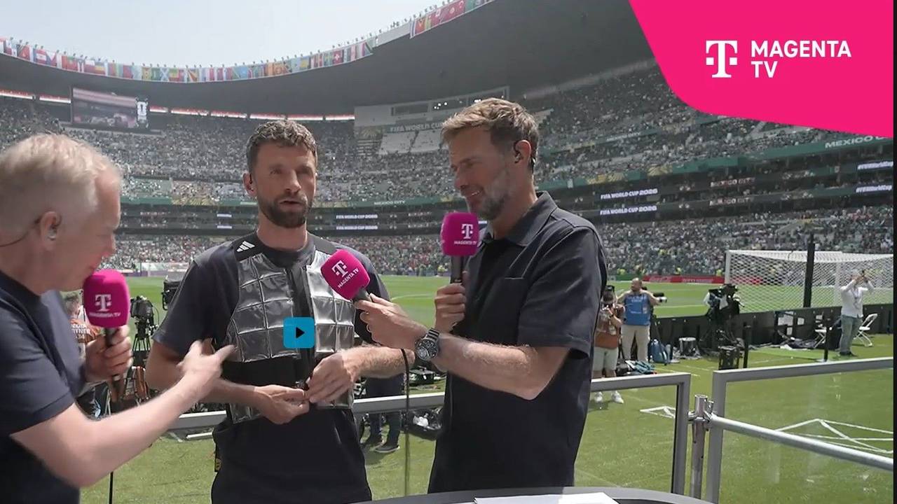 Thomas Müller mit Kühlweste bei Magenta