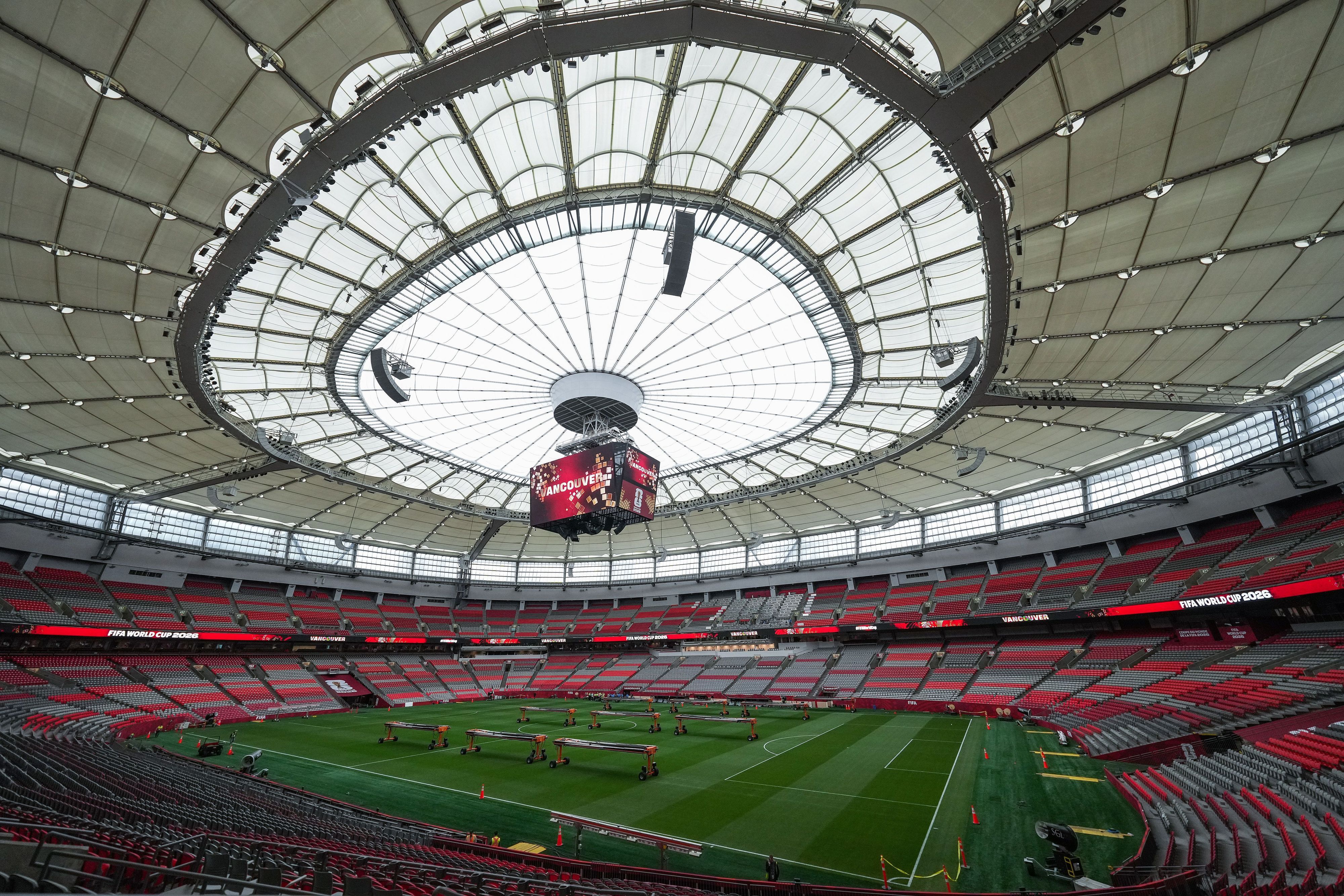 Arbeiter kümmern sich um den Rasen, der im B.C. Place Stadion für die Fußballweltmeisterschaft angelegt wurde.