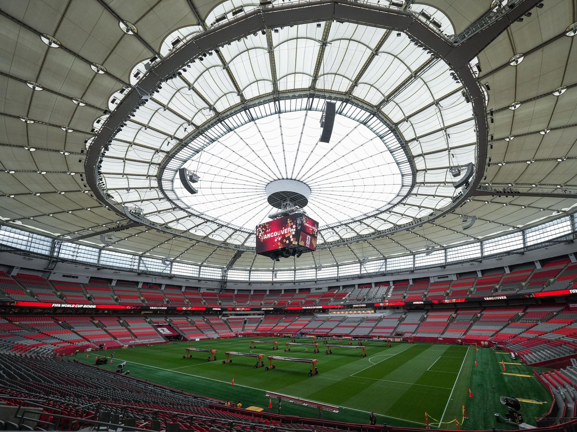 Arbeiter kümmern sich um den Rasen, der im B.C. Place Stadion für die Fußballweltmeisterschaft angelegt wurde.