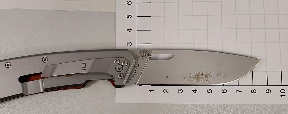 Bundespolizei stoppt Reisenden mit Messern am Flughafen.