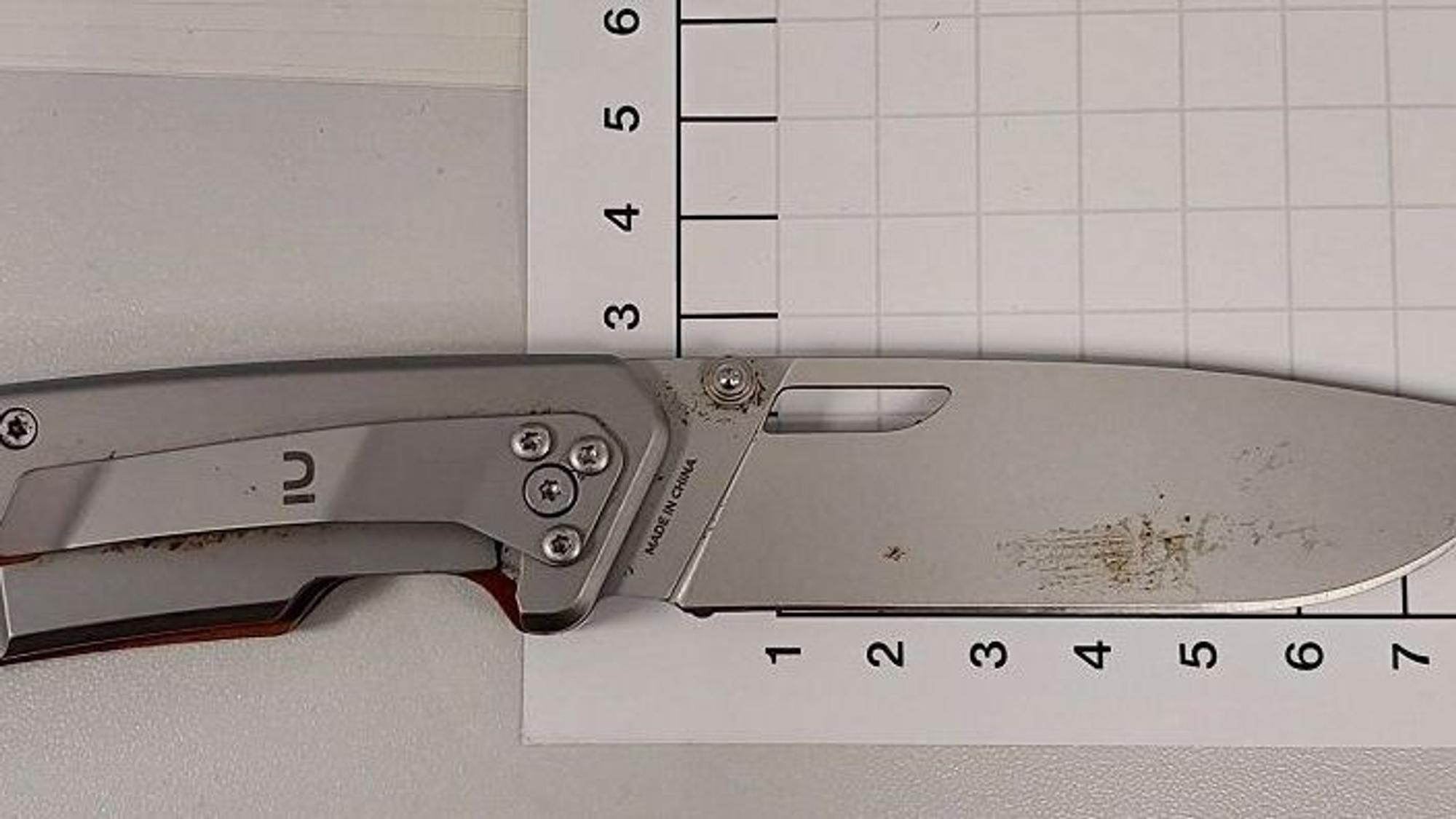 Bundespolizei stoppt Reisenden mit Messern am Flughafen.