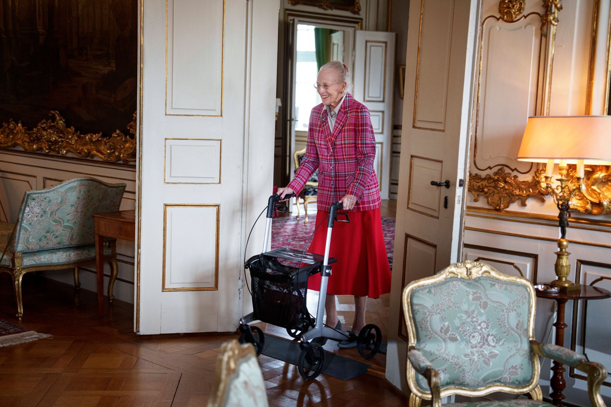 Dänische Königin Margrethe erscheint mit Rollator zu Termin