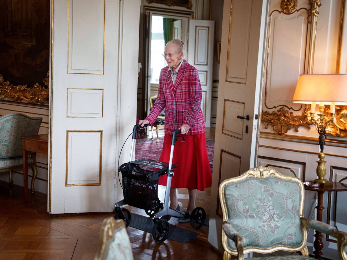 Dänische Königin Margrethe erscheint mit Rollator zu Termin