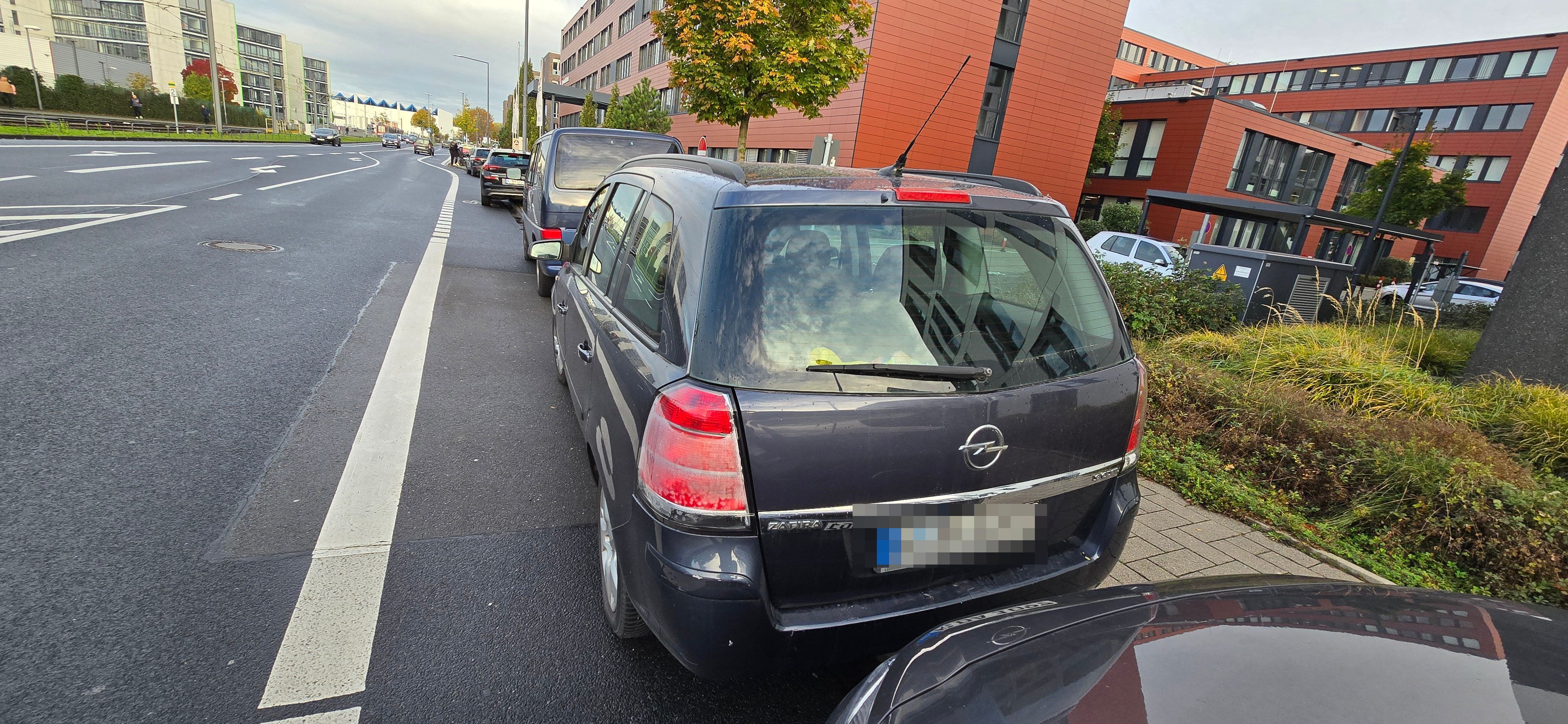 Der Kölner Achim dokumentiert die Falschparker in Köln vor der Agentur für Arbeit. Inzwischen hat er mehr als 120 Beweisfotos gemacht.