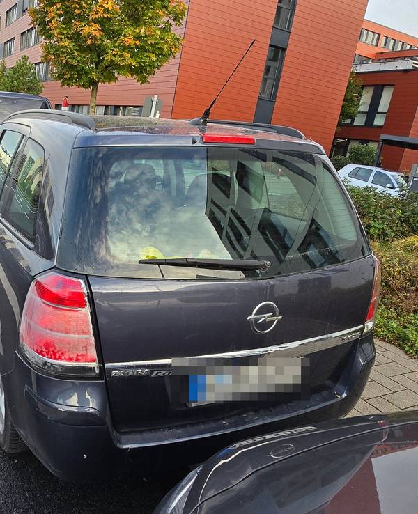 Der Kölner Achim dokumentiert die Falschparker in Köln vor der Agentur für Arbeit. Inzwischen hat er mehr als 120 Beweisfotos gemacht.