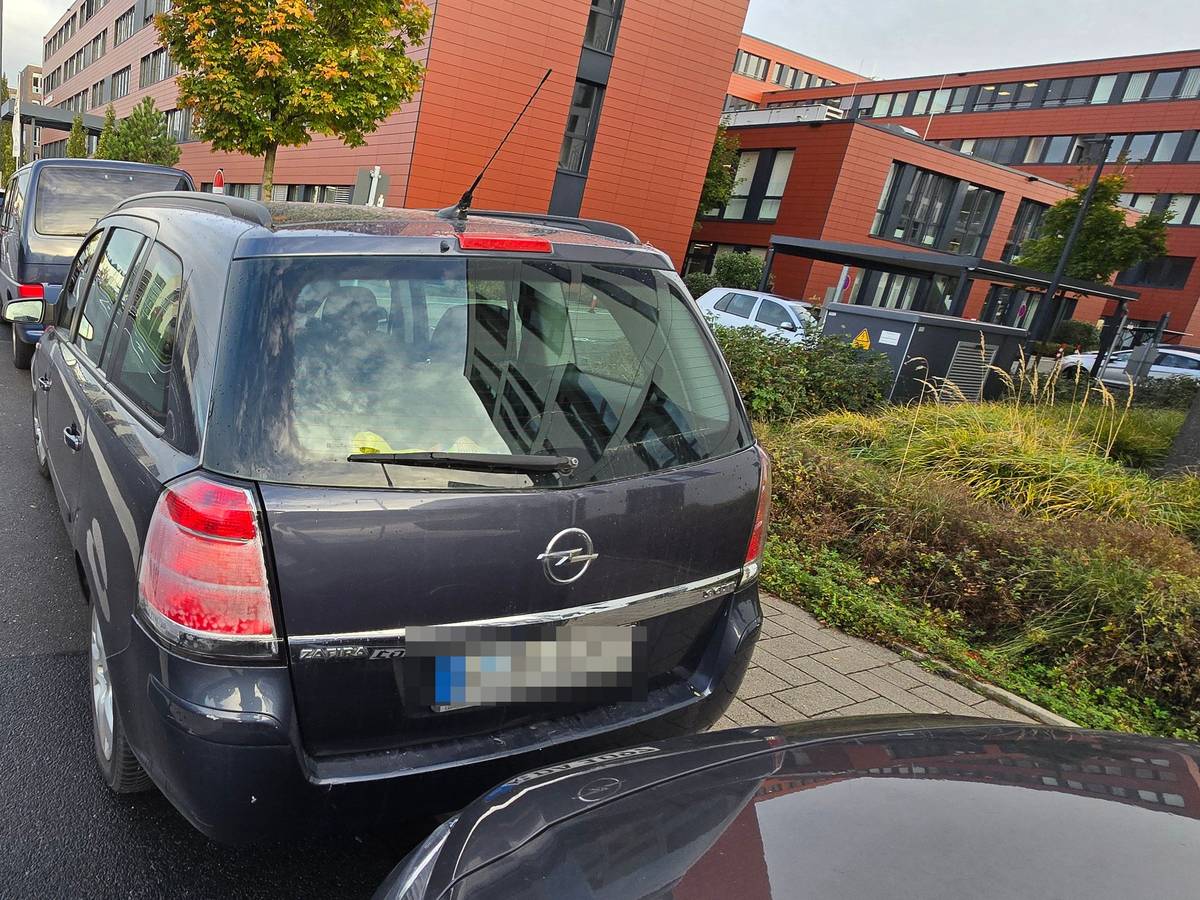 Der Kölner Achim dokumentiert die Falschparker in Köln vor der Agentur für Arbeit. Inzwischen hat er mehr als 120 Beweisfotos gemacht.