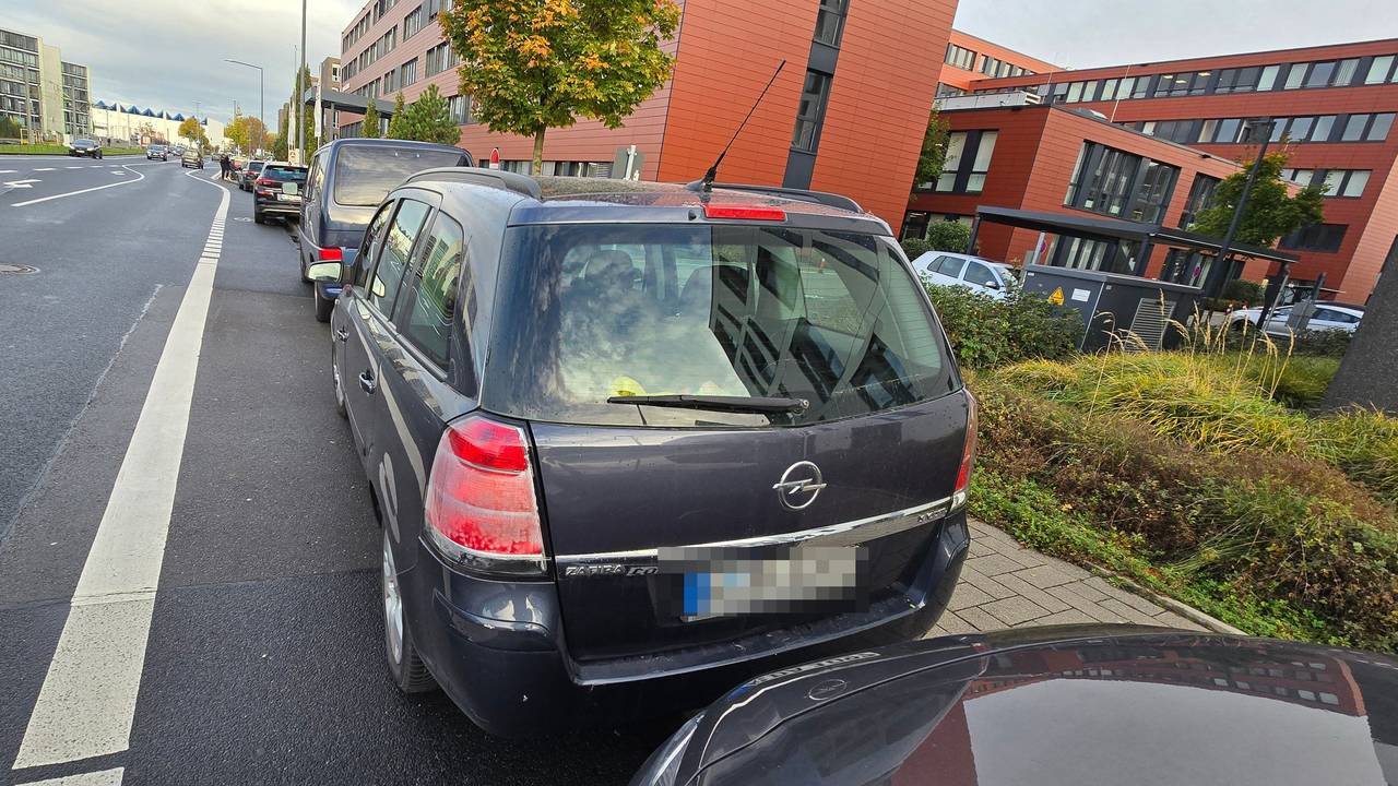 Der Kölner Achim dokumentiert die Falschparker in Köln vor der Agentur für Arbeit. Inzwischen hat er mehr als 120 Beweisfotos gemacht.