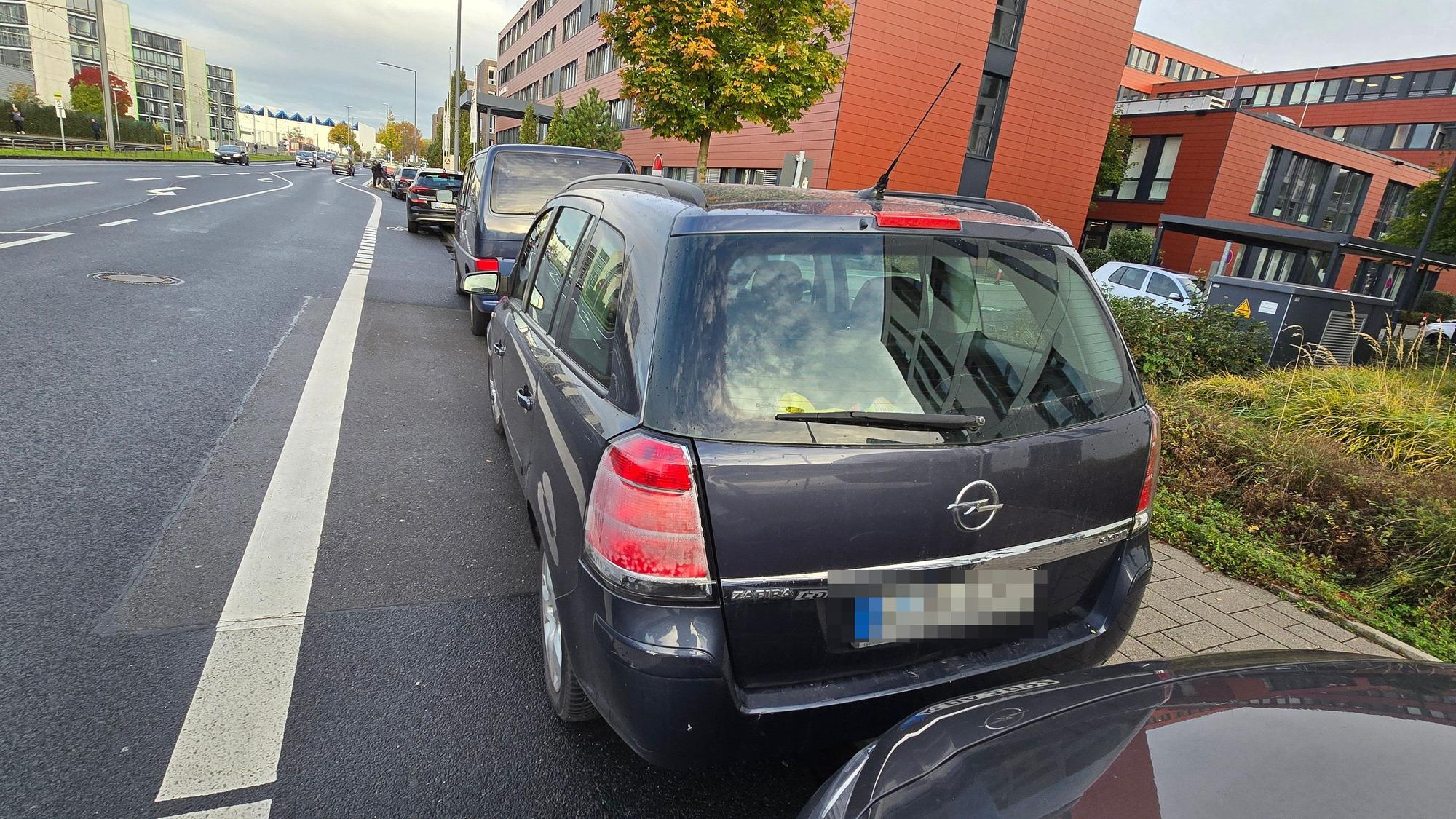 Der Kölner Achim dokumentiert die Falschparker in Köln vor der Agentur für Arbeit. Inzwischen hat er mehr als 120 Beweisfotos gemacht.