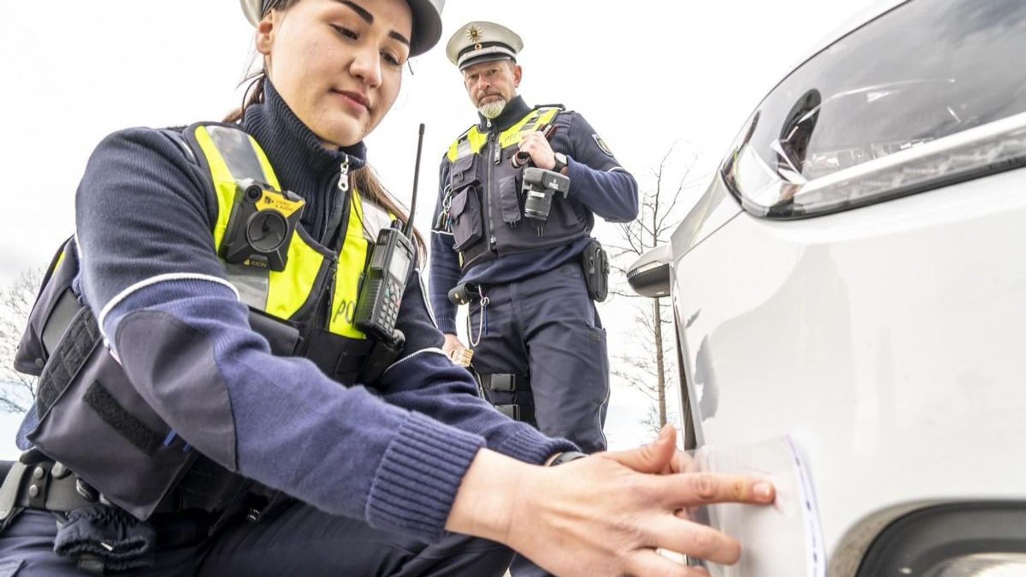 Die Polizei ermittelt nach einer Verkehrsunfallflucht.