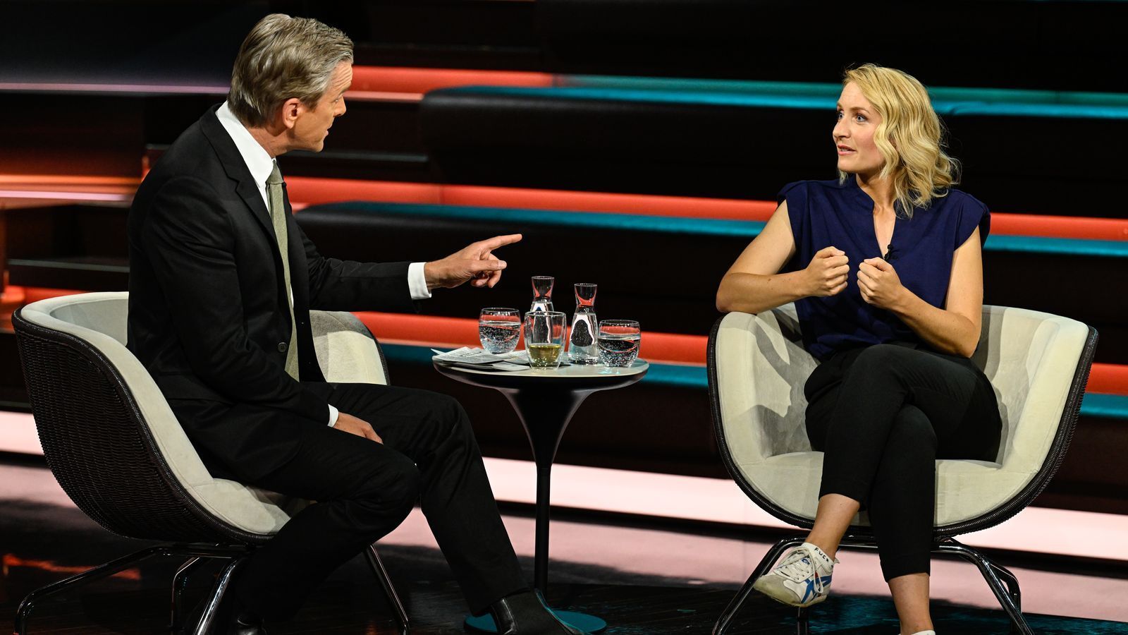 Linken-Chefin Ines Schwerdtner zog bei „Markus Lanz“ gegen Schwarz-Rot vom Leder und echauffierte sich über den auslaufenden Tankrabatt. (Bild: ZDF / Markus Hertrich)