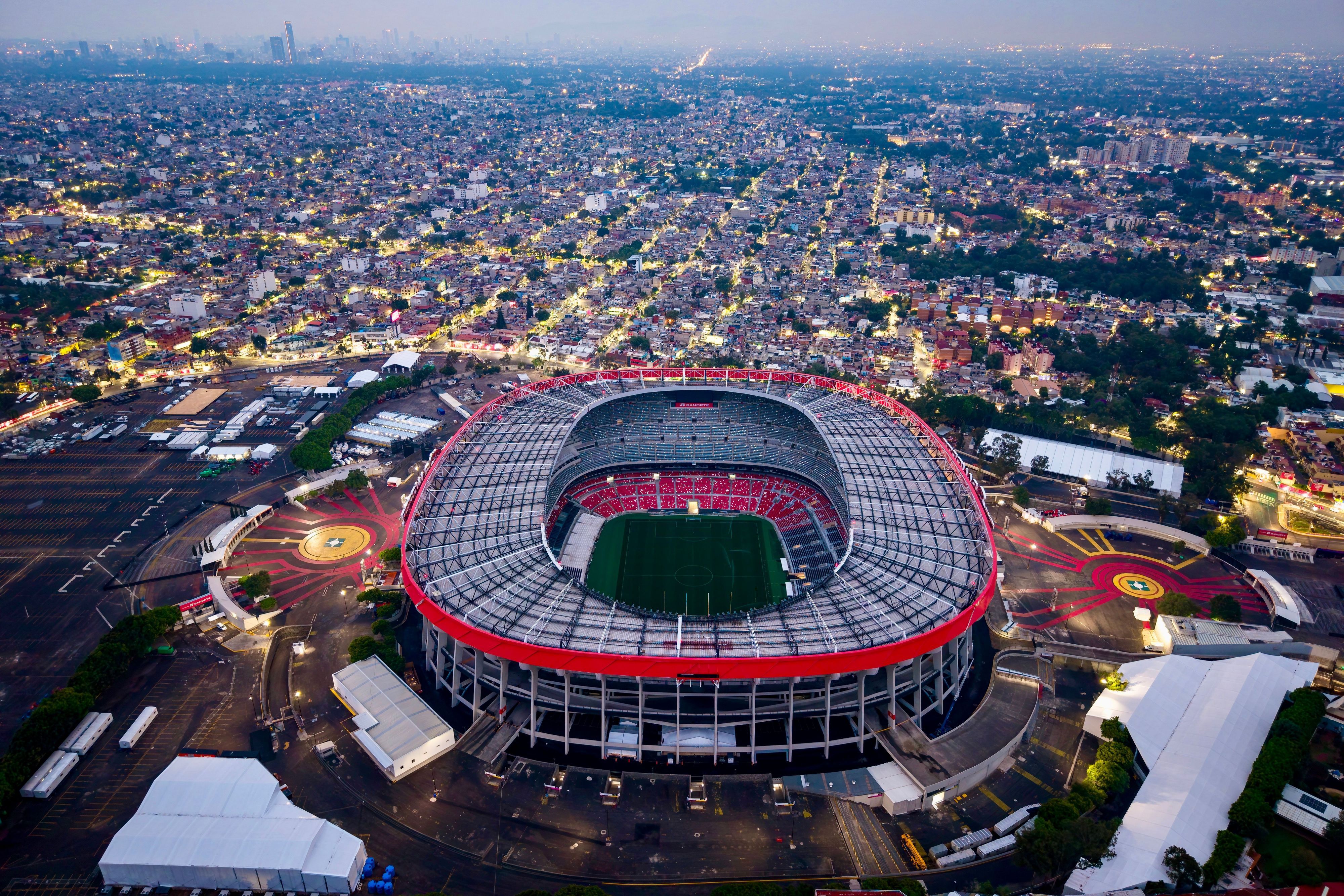 Mitten in der Großstadt Mexico-City liegt ein riesiges Stadion mit roten Designelementen