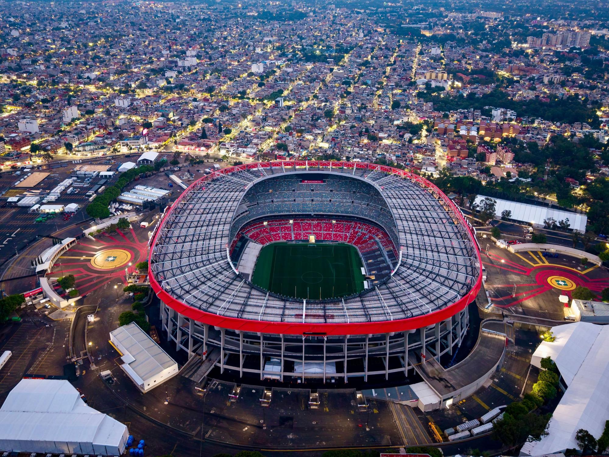 Mitten in der Großstadt Mexico-City liegt ein riesiges Stadion mit roten Designelementen