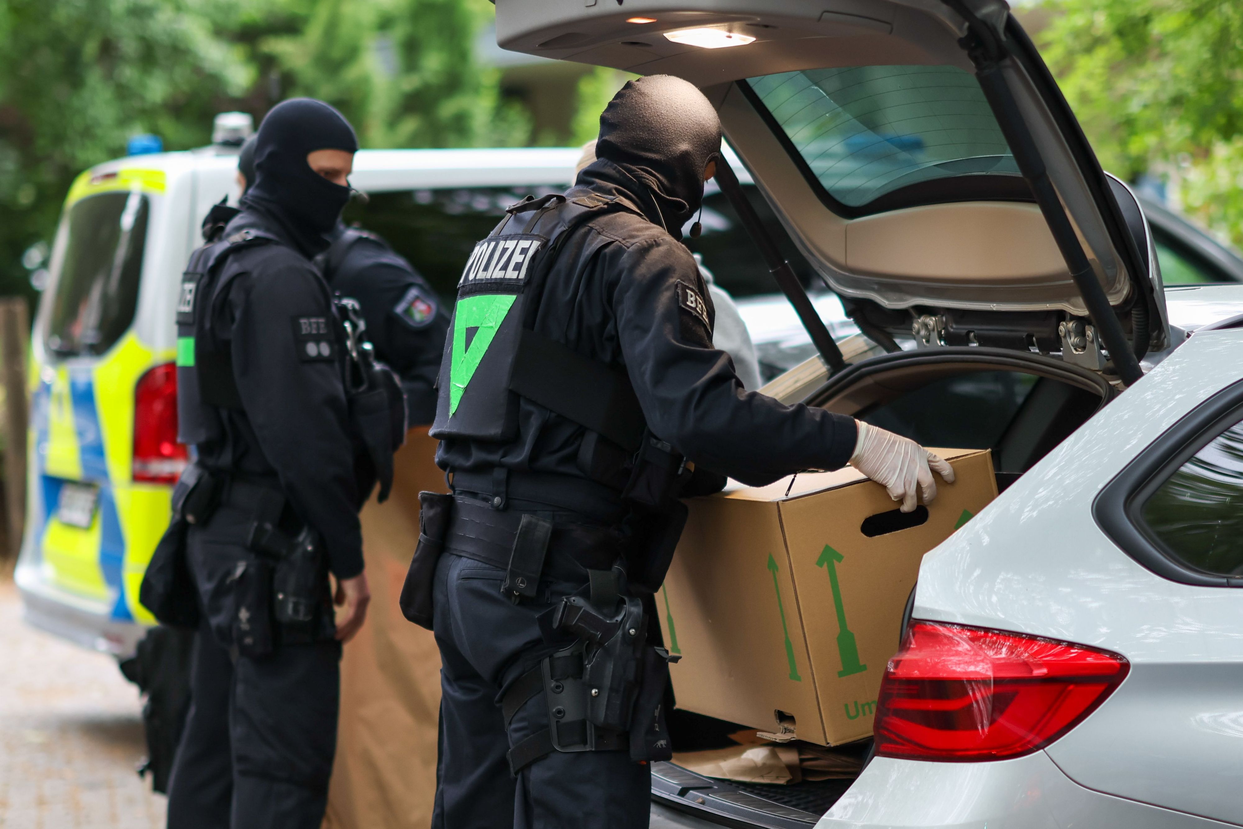 In NRW läuft ein Polizeieinsatz gegen eine Betrügerbande. Das Symbolfoto entstand bei einer Razzia Anfang des Monats.
