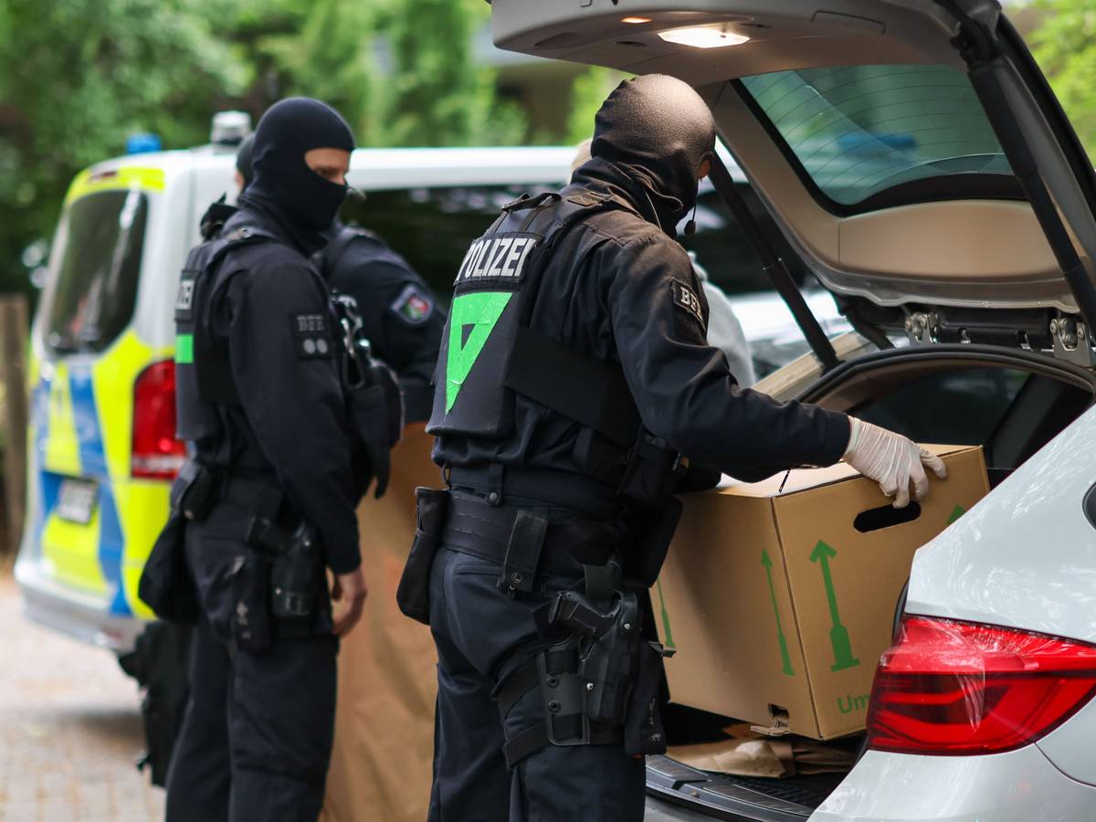 In NRW läuft ein Polizeieinsatz gegen eine Betrügerbande. Das Symbolfoto entstand bei einer Razzia Anfang des Monats.