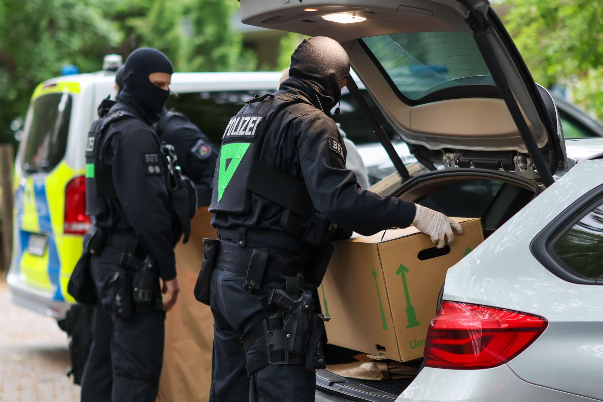 In NRW läuft ein Polizeieinsatz gegen eine Betrügerbande. Das Symbolfoto entstand bei einer Razzia Anfang des Monats.