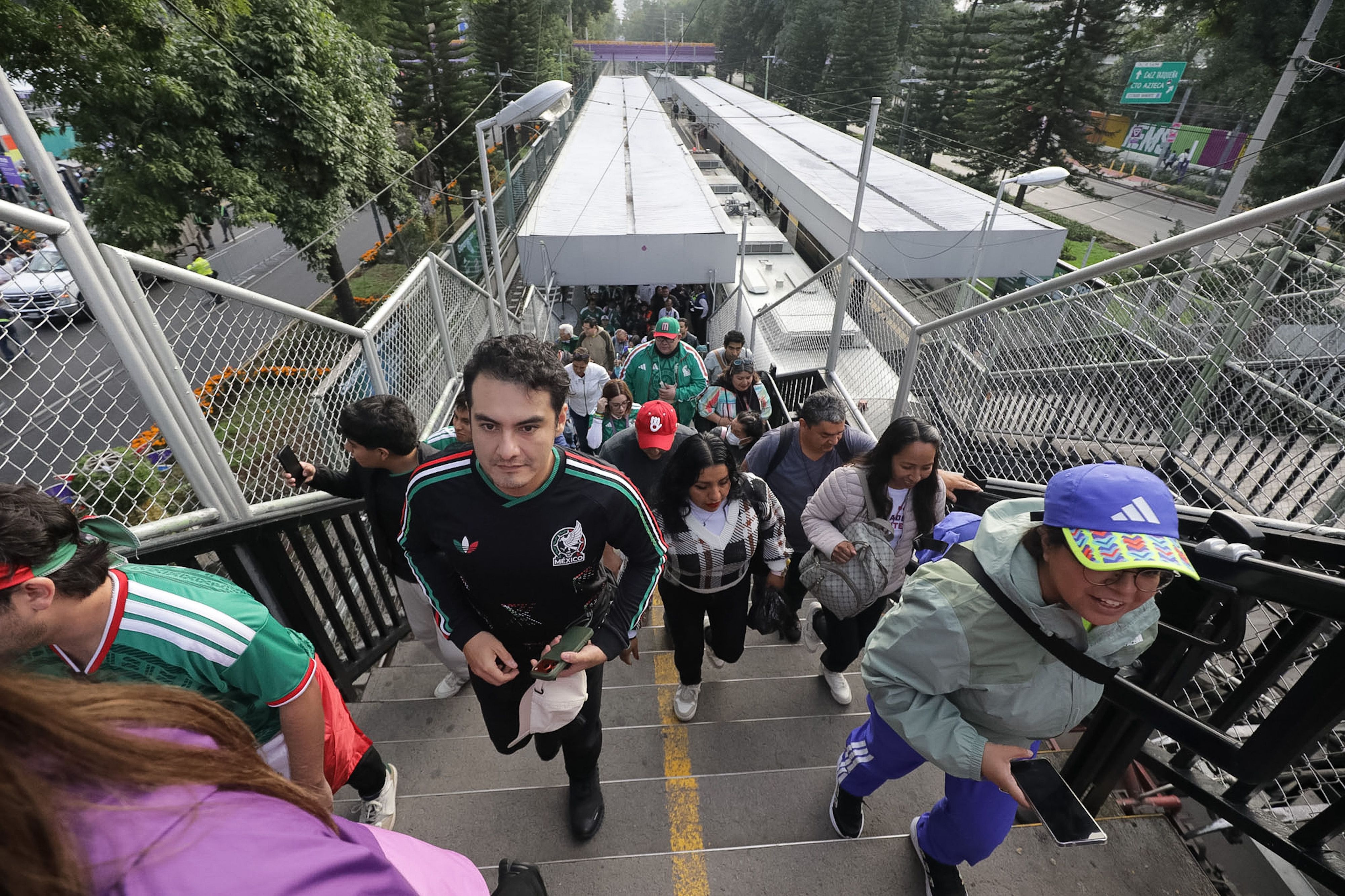 WM-Fans strömen ins Aztekenstadion.