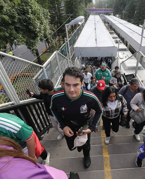 WM-Fans strömen ins Aztekenstadion.