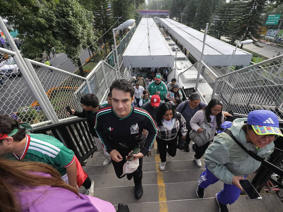 WM-Fans strömen ins Aztekenstadion.