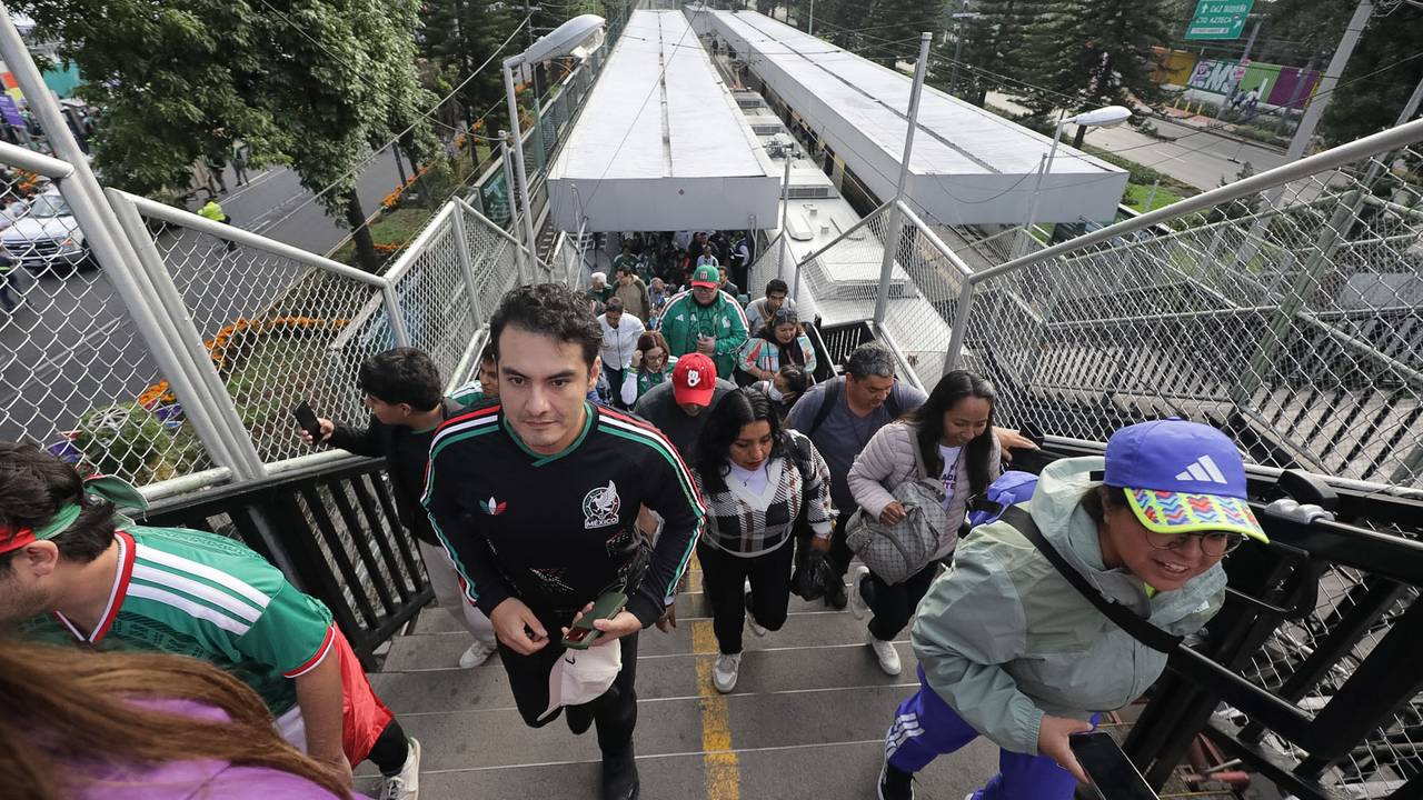 WM-Fans strömen ins Aztekenstadion.